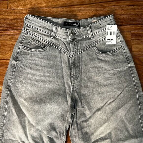 Mavi jeans loose fit Lola‎ mom jeans front yoke design on a gray wash denim - Picture 3 of 11